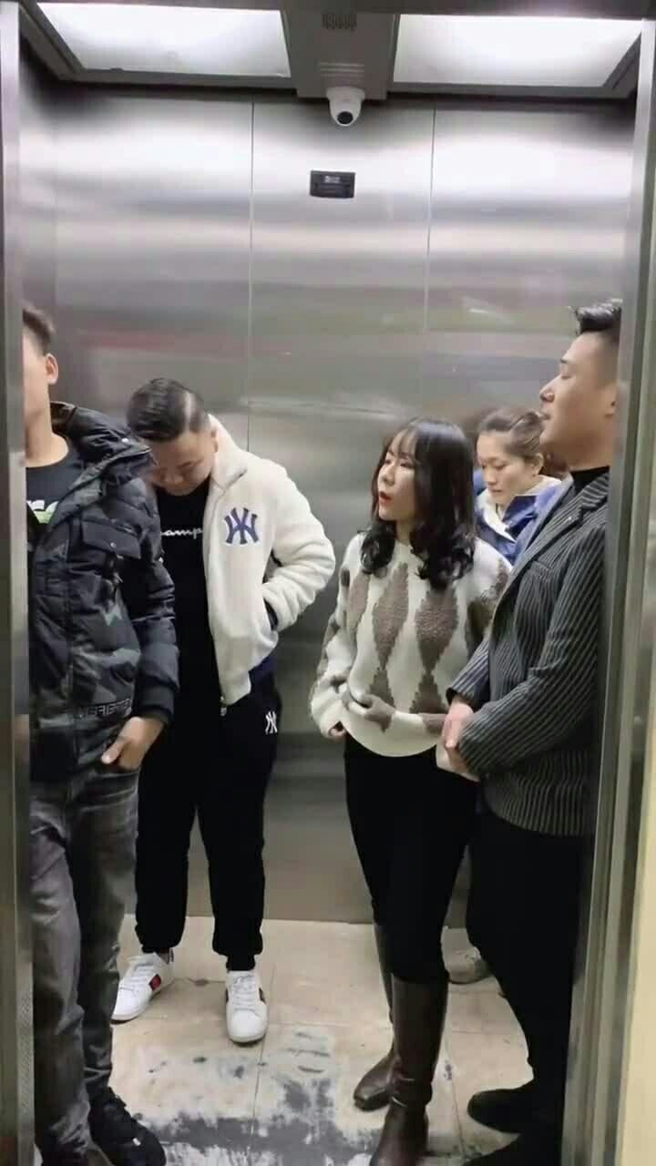 美女乘电梯超重,结局真是太逗了