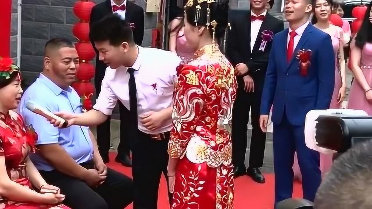 婚礼现场喜婆婆说喊妈就给人民币司仪这一声妈叫得可是真亲啊