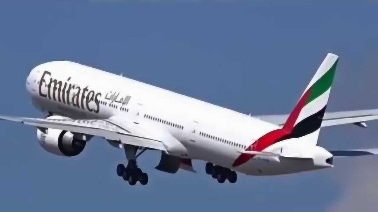 阿聯酋航空公司波音777300er飛機在西雅圖飛行