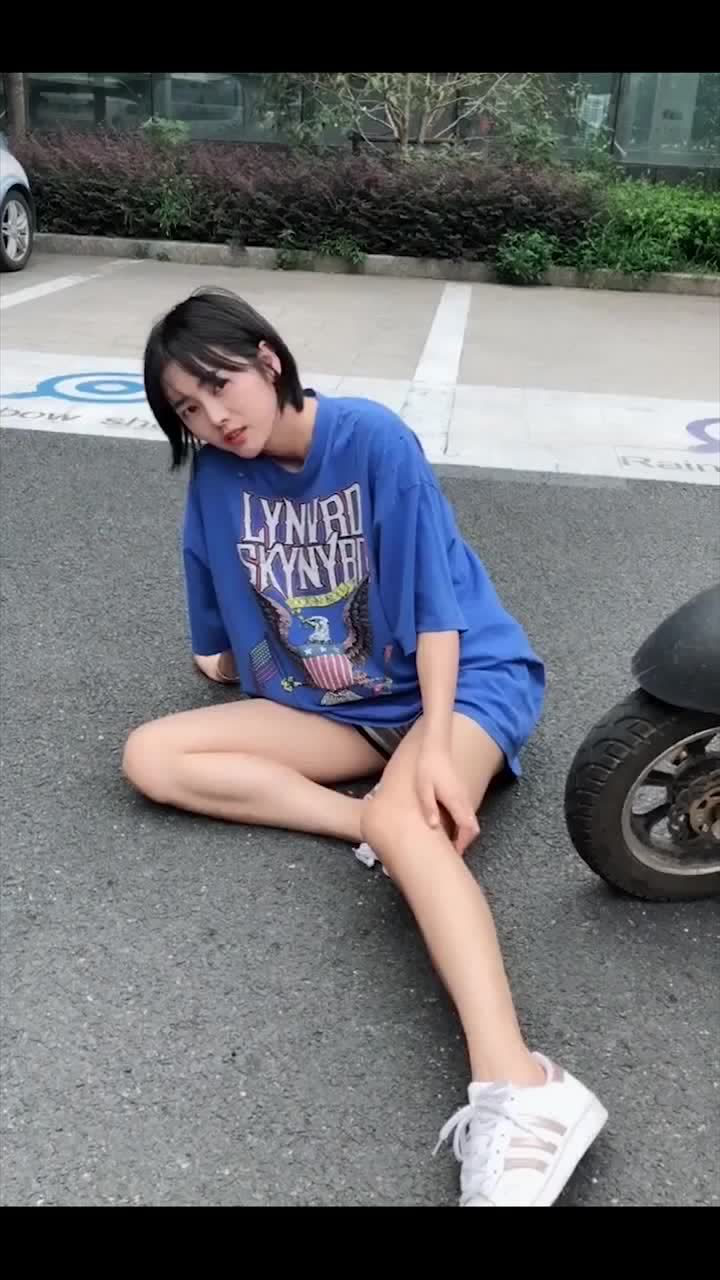 美女骑车摔倒了不着急上医院先拍两张照发朋友圈