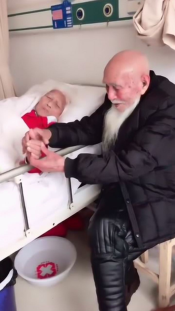 104歲的爺爺看望他96歲的妹妹哥哥拉著妹妹的手畫面超級感人