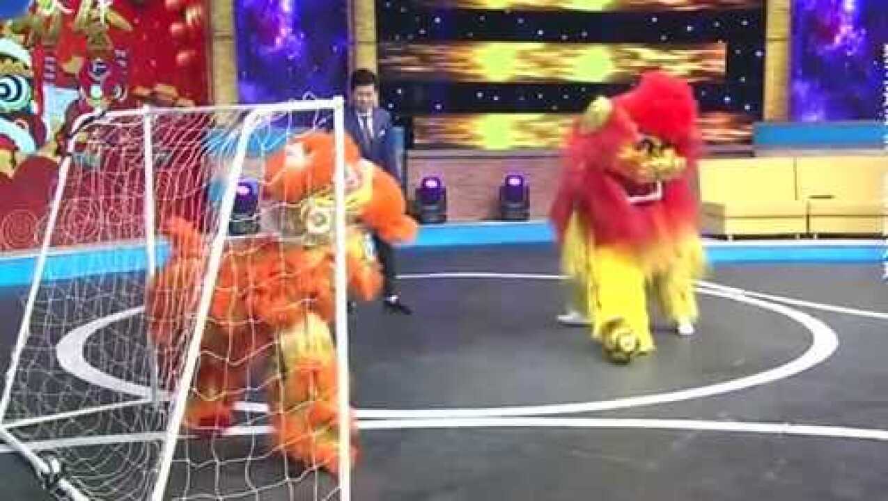 南狮北狮争霸赛：舞狮踢足球，北狮队太“狡猾”，假动作层出不穷_腾讯视频