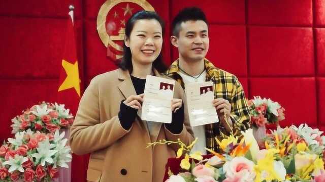 国羽再添神仙眷侣 奥运冠军李雪芮领证结婚 甜蜜亲吻:会牵好你的手