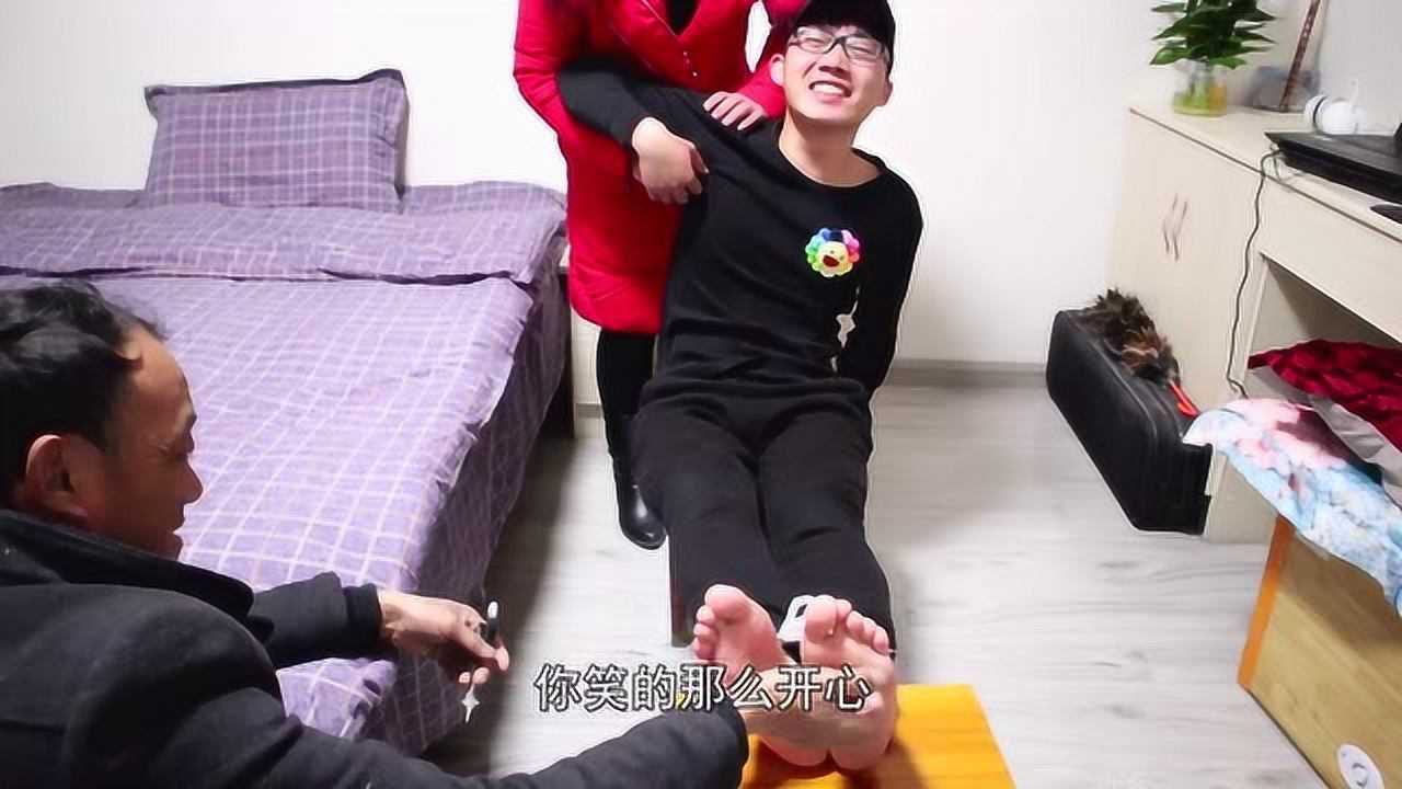 笑刑挑战，小伙被父母绑在椅子上，疯狂挠痒痒，笑到肚子痛_腾讯视频