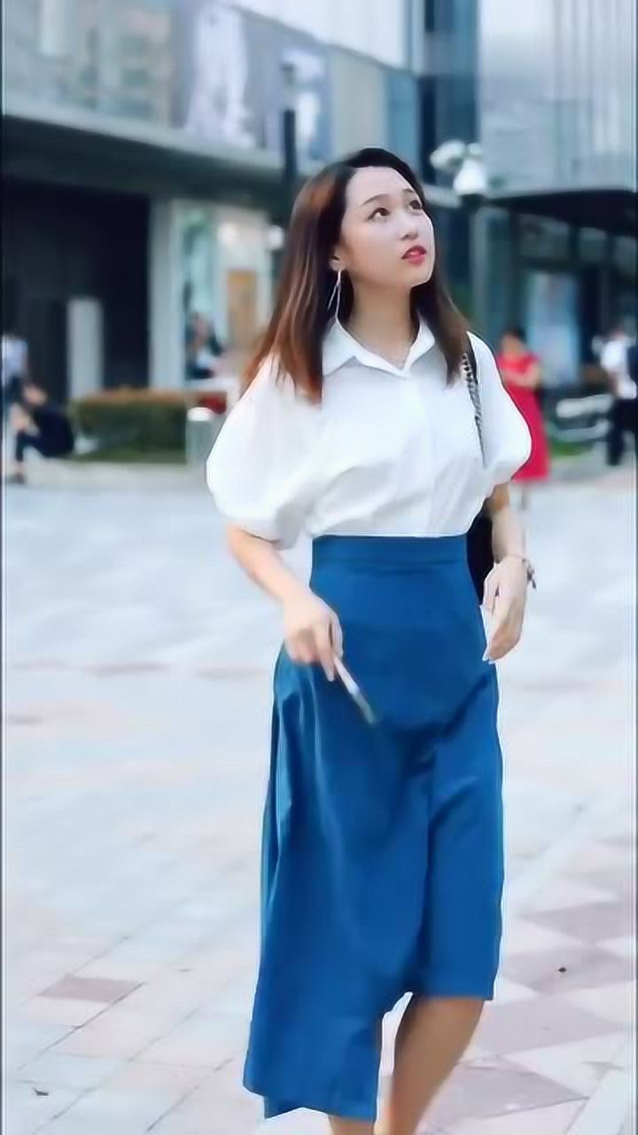 蓝色牛仔裙搭配白色衬衣,清爽又温婉,你喜欢吗?