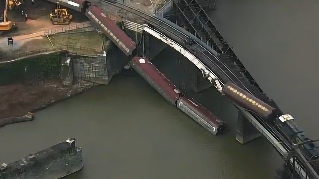 火车冲进河里图片