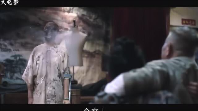 张继聪喜剧恐怖片《今晚打丧尸》:一叶轻舟去,大爷为救儿子独自对战丧尸鸡