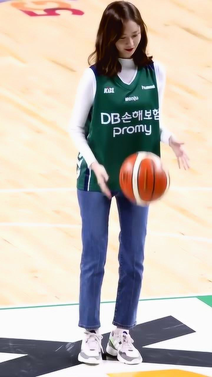林允儿打篮球,这穿搭未免太可爱了吧!