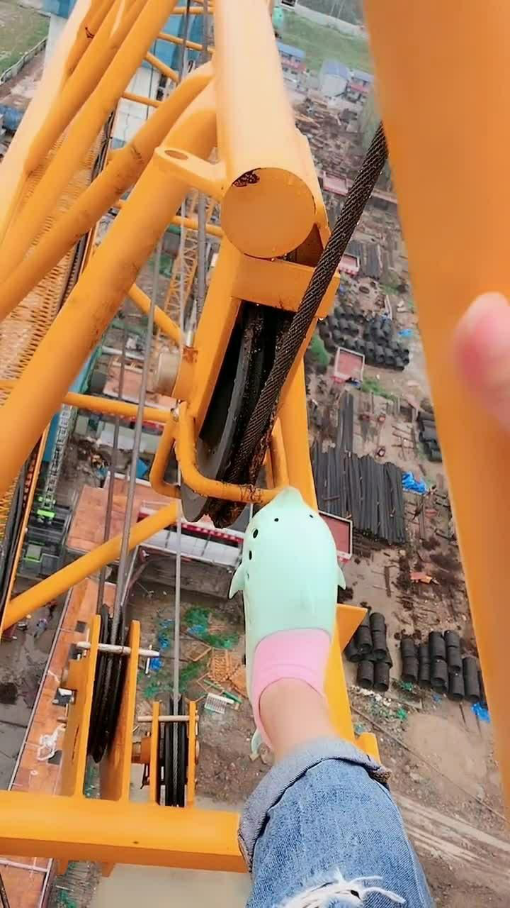 今天给塔吊滑轮打黄油黄油瓶差点掉了吓死我了