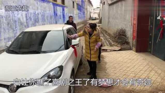 小伙3万多买的二手车,打开机盖第一次加玻璃水,媳妇直说被坑了