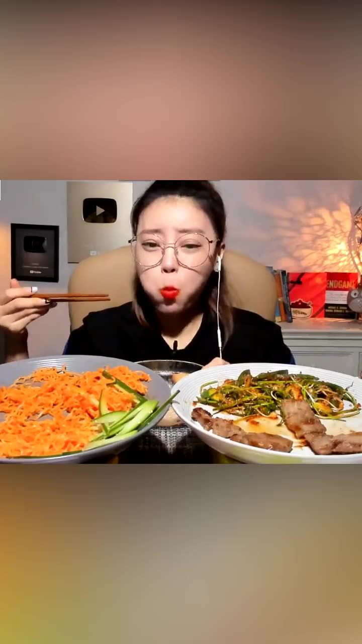 韩国吃播多萝西吃5倍辣拉面太能吃辣看着都麻