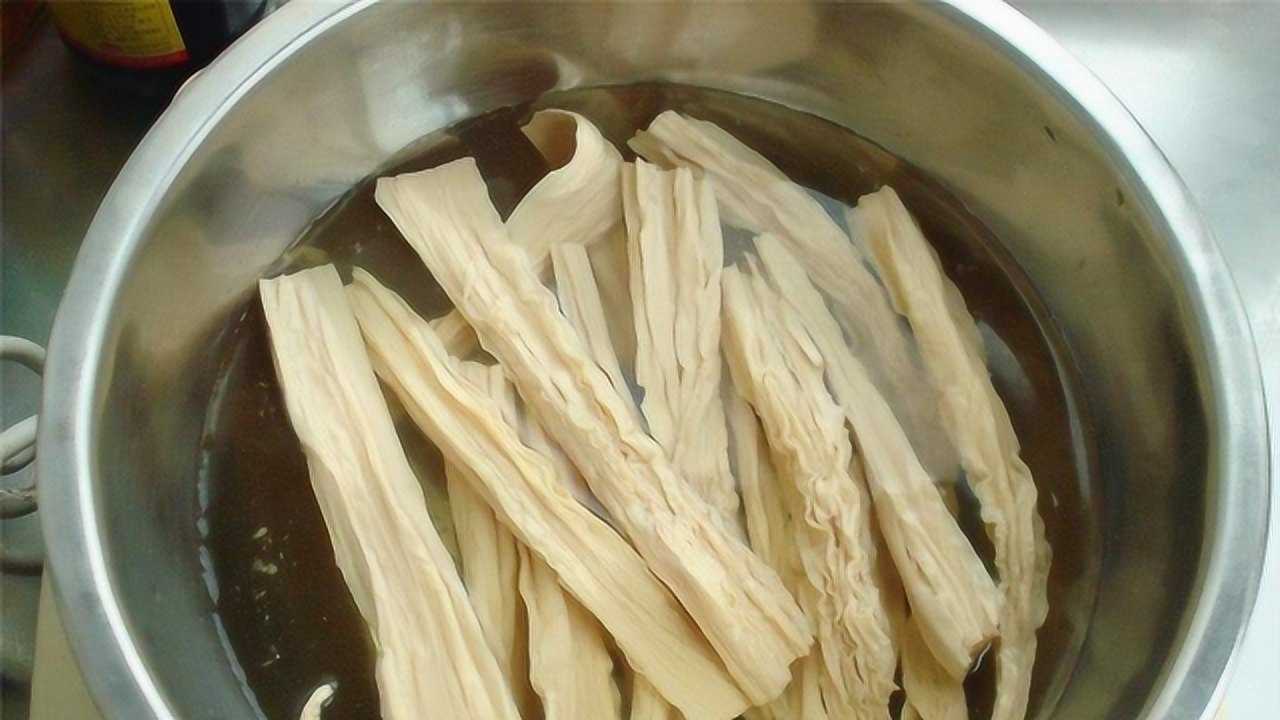 泡腐竹,10个人9个做错,厨师长用这方法,5分钟泡发又软又滑嫩