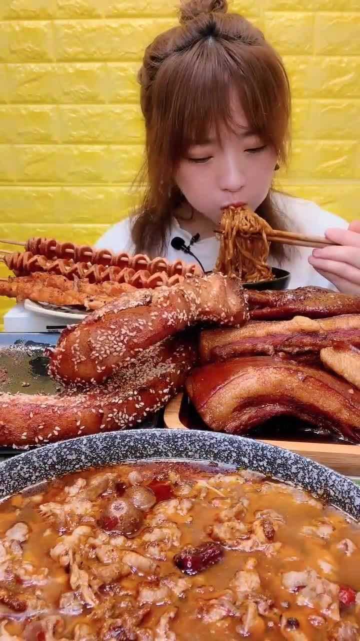 火鸡面搭配红烧肉,美女吃得真香,恕我直言,真过瘾