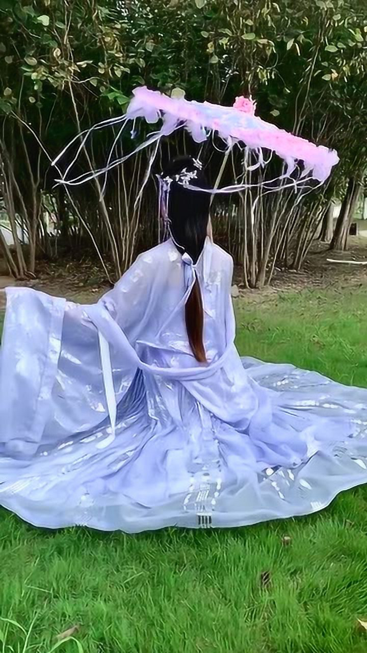 小姐姐穿上汉服超美,还是传统更有韵味,一个背影乱天下