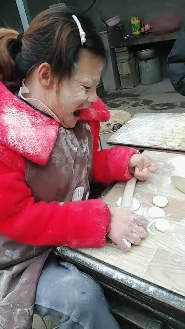 小儿麻痹症的大姐用尽力气包水饺网友瞬间泪目