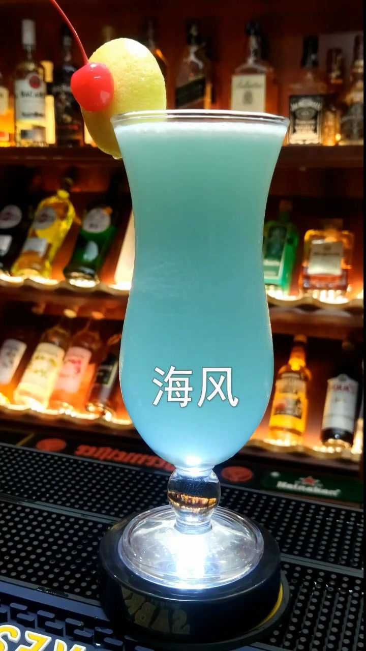 海风鸡尾酒,泛黄的沙滩,淡蓝色的海水一阵海风吹过