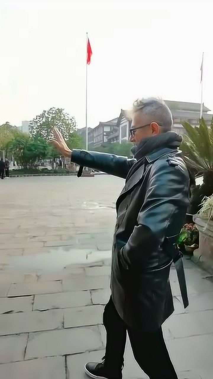 闭眼摸福字摸到南墙上了你大爷还是你大爷