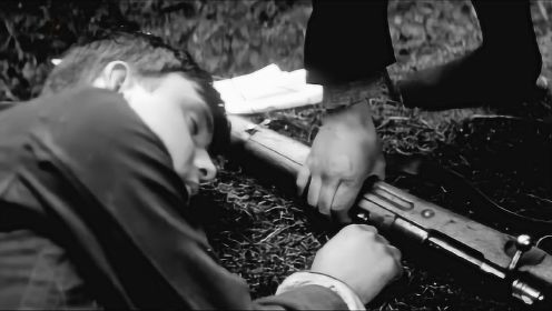 二战电影片段：村妇不动声色偷扔德军武器，被德军军官发现了