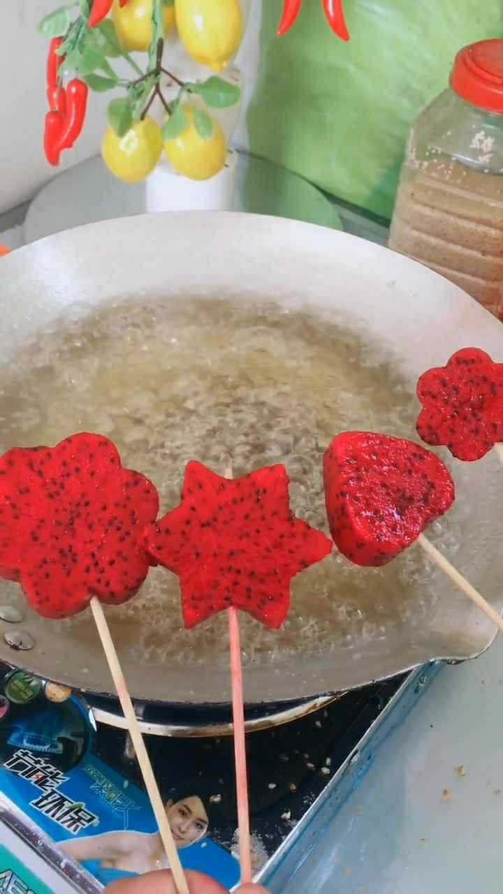 火龙果的造型糖葫芦真的好看又好吃解馋又开胃