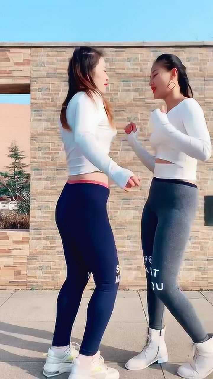 两个美女斗舞,谁更好看