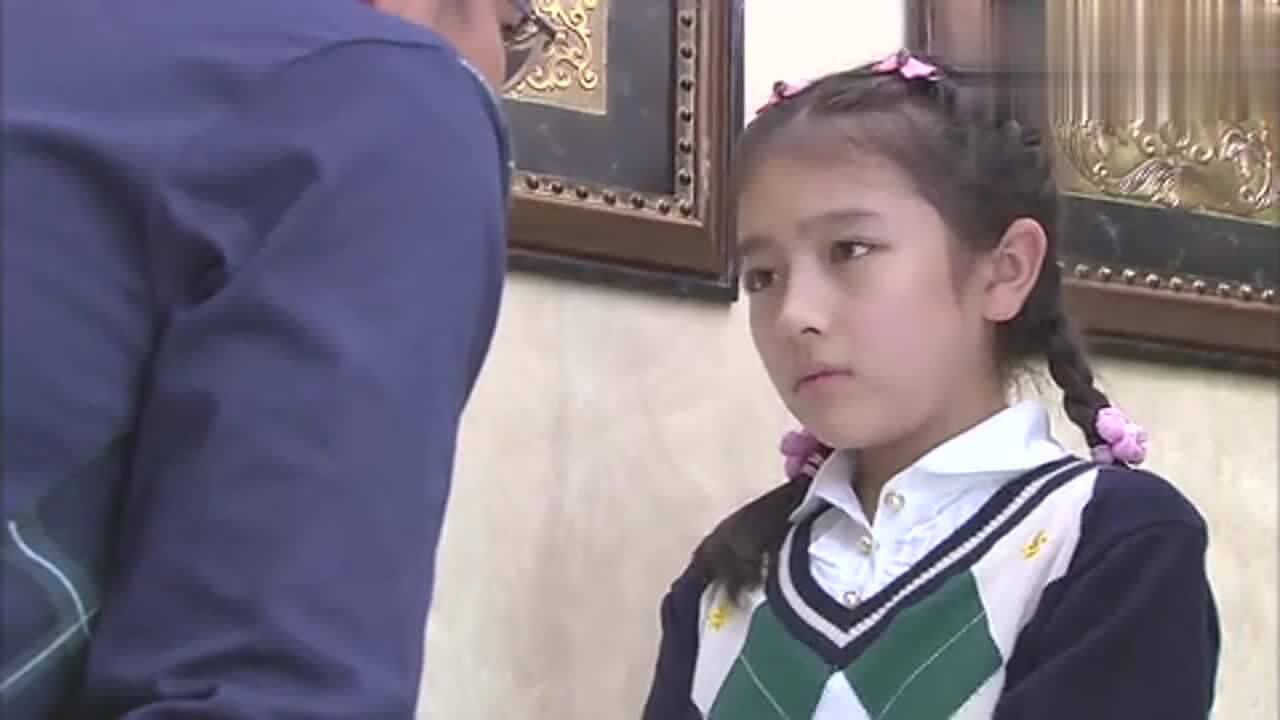 小女孩说谎被爸爸打了手心这才哭着说出隐瞒的真相
