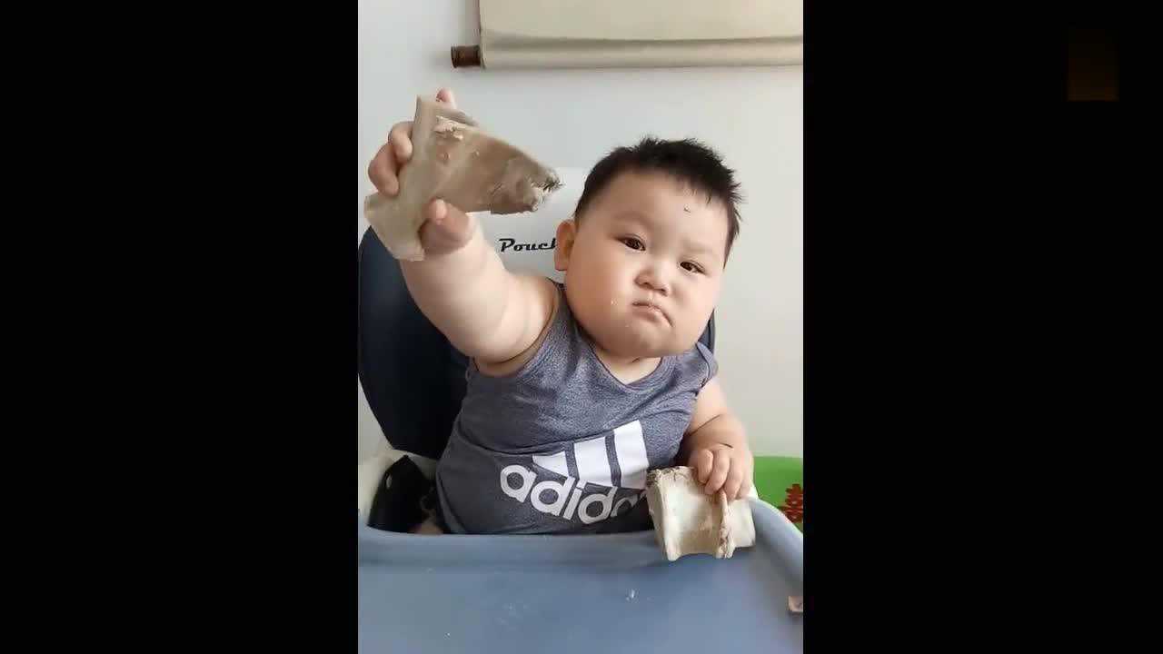 宝宝在家啃骨头,这吃相看起来真可爱,好想抱抱!