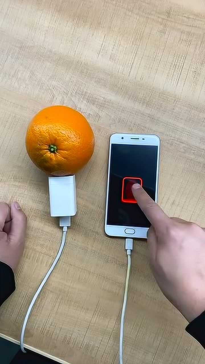 隔壁美女来我家借充电器我直接用橘子给她充电