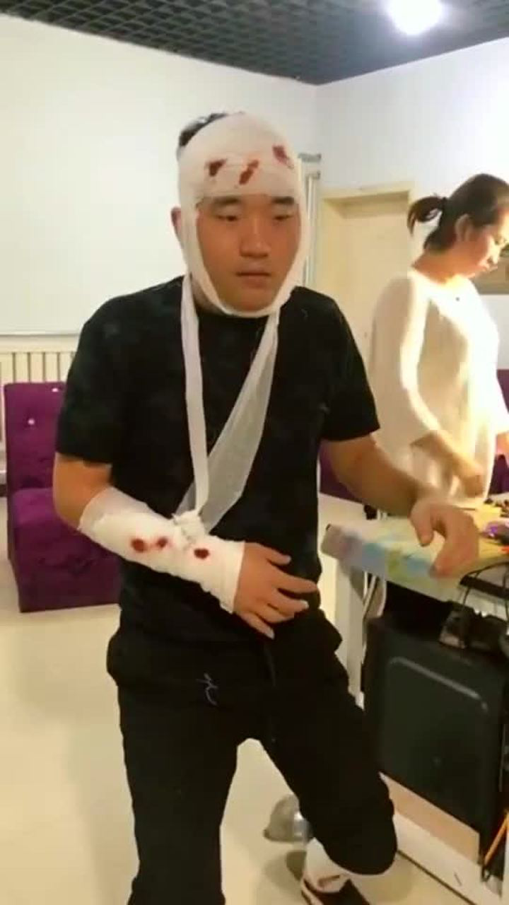 小哥哥满身伤痕老婆出手的那一刻我终于知道伤是怎么来的了