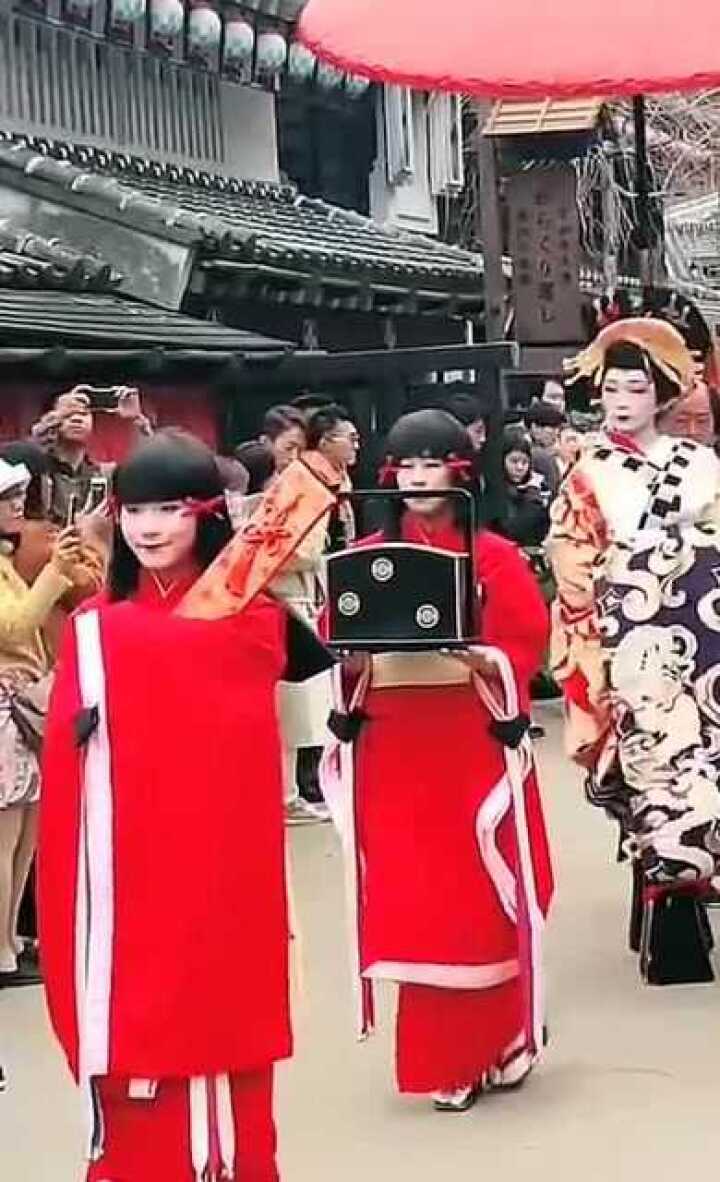这就是日本的花魁道中这种走路姿势实在太有特色呢
