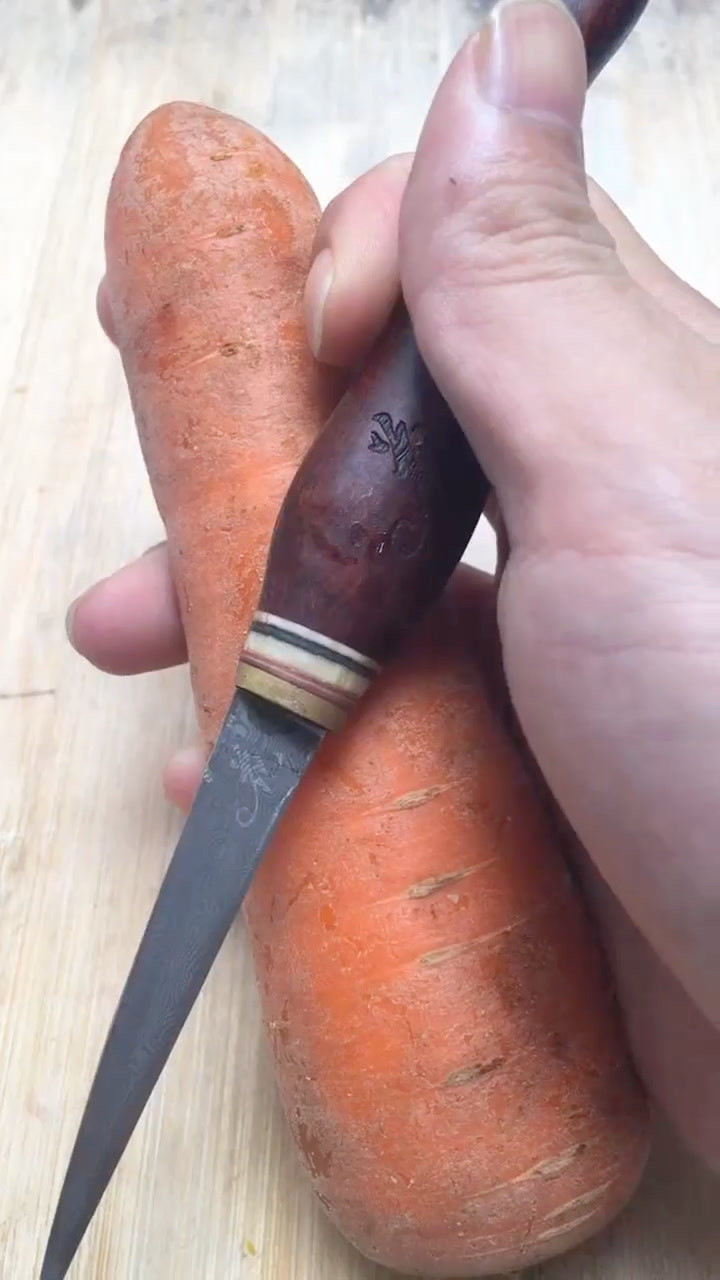 偷拿女朋友的萝卜玩,女友看到后,毒打了我一天