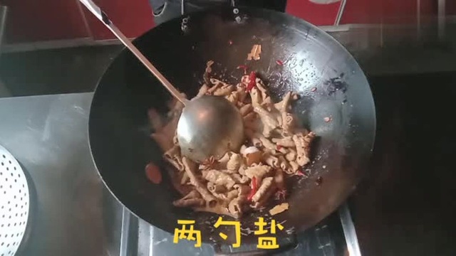 大张做羊杂火锅,两斤羊杂配萝卜,冬天吃火锅浑身暖和