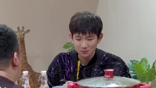 大家都去拿饮料了,王源依然大口吃烧烤,不愧是小吃货!