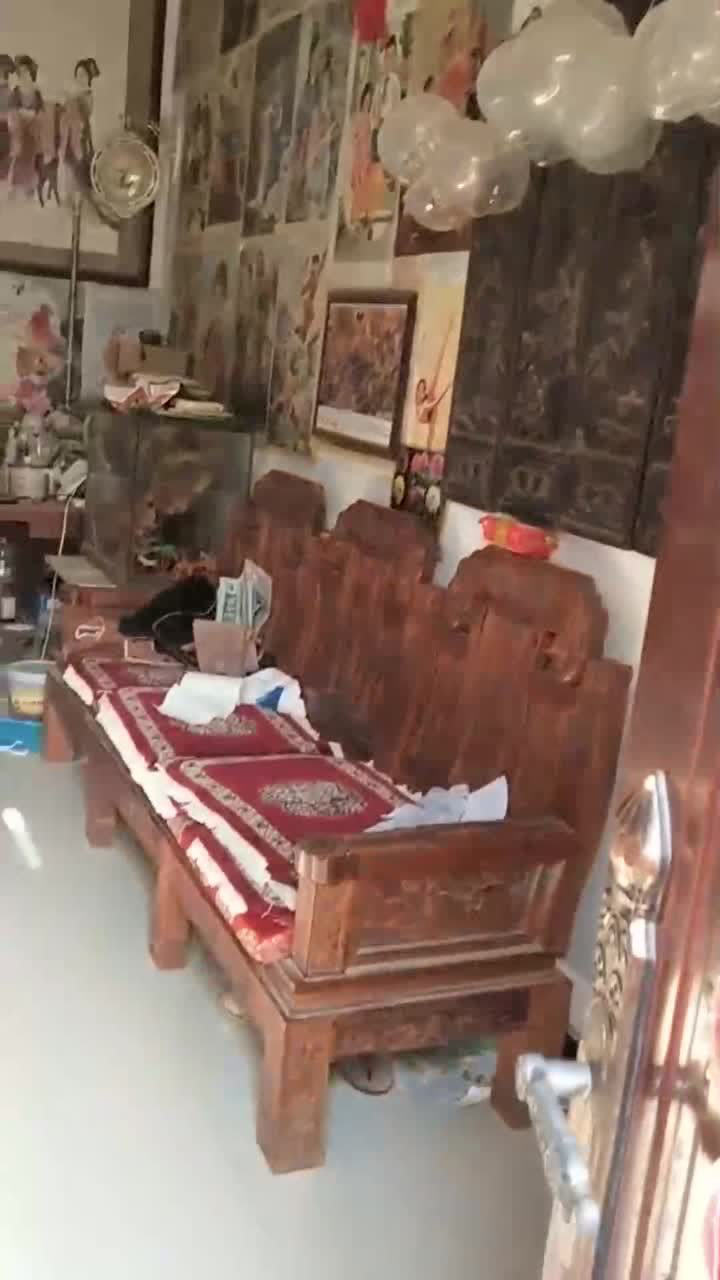 大衣哥朱之文农村住宅被曝光网友大衣哥家里这么破乱啊