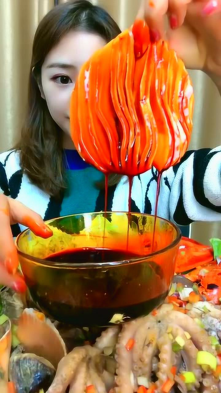 直播吃海鲜美食这主播的颜值好高啊