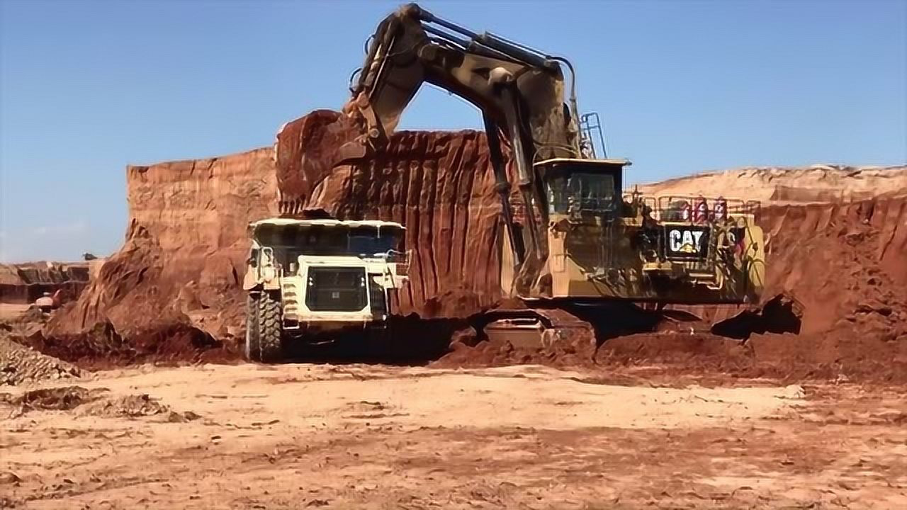 超大型挖掘机工地作业视频效率超高大挖斗挖土就是过瘾