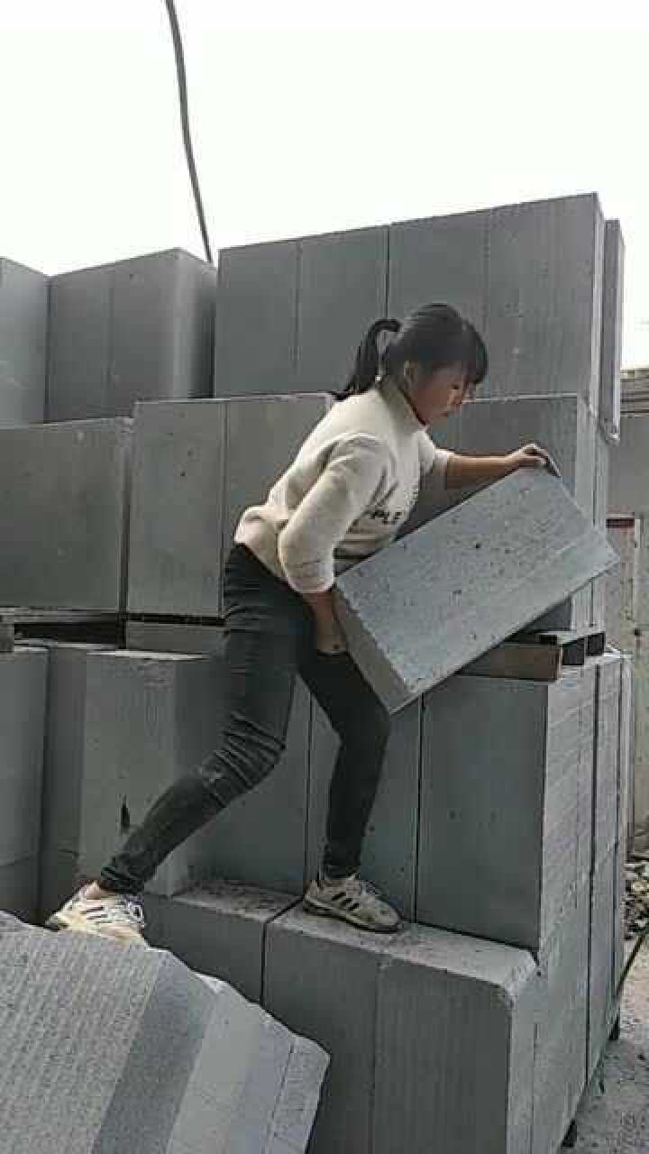 美女工地搬砖看这很不容易真是太心疼了