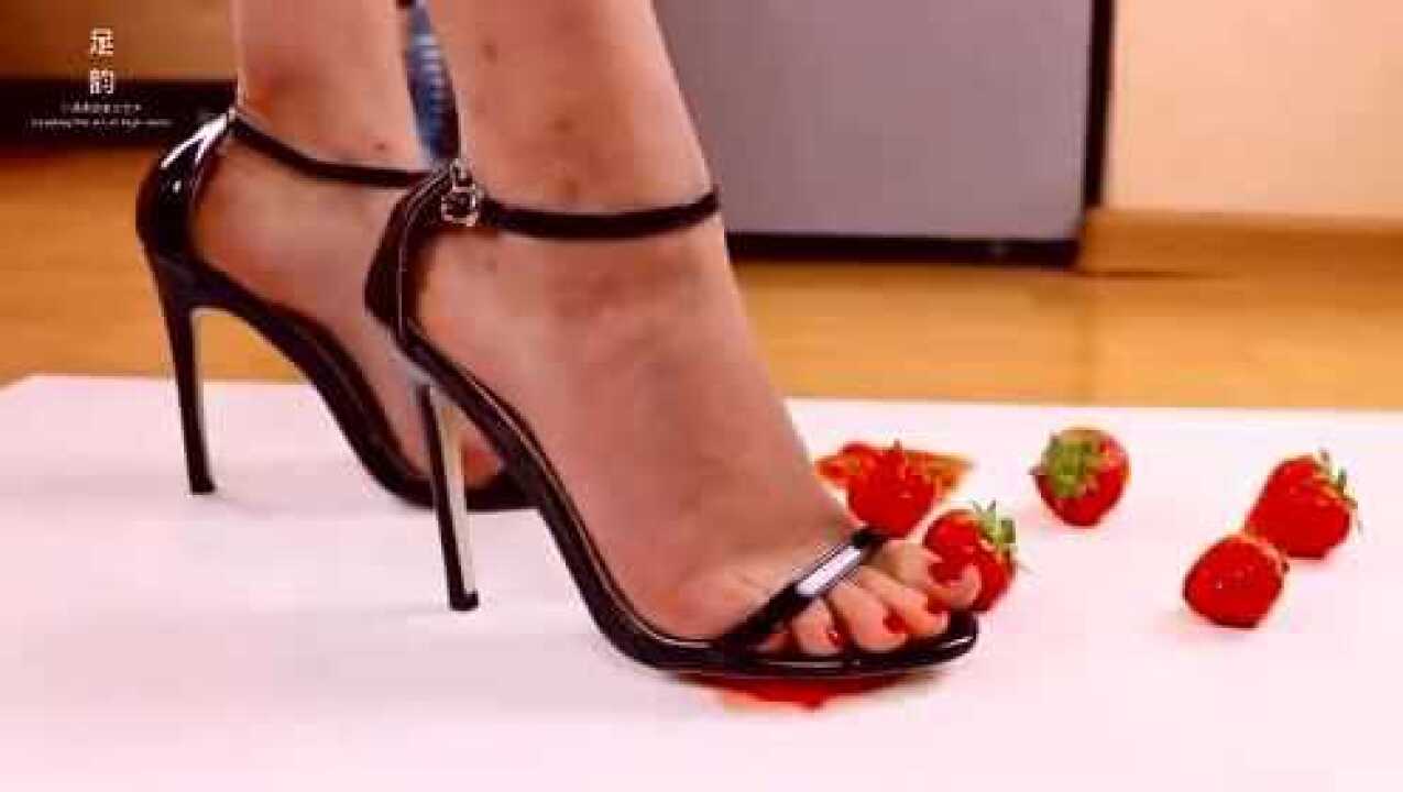 穿着高跟凉鞋踩草莓真会玩