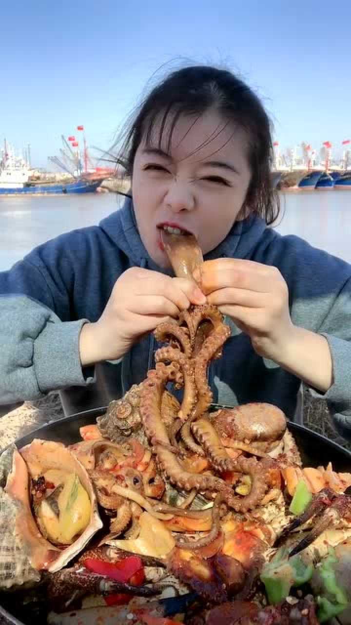 美女吃八爪鱼爆头,这吃相也是没谁了_腾讯视频