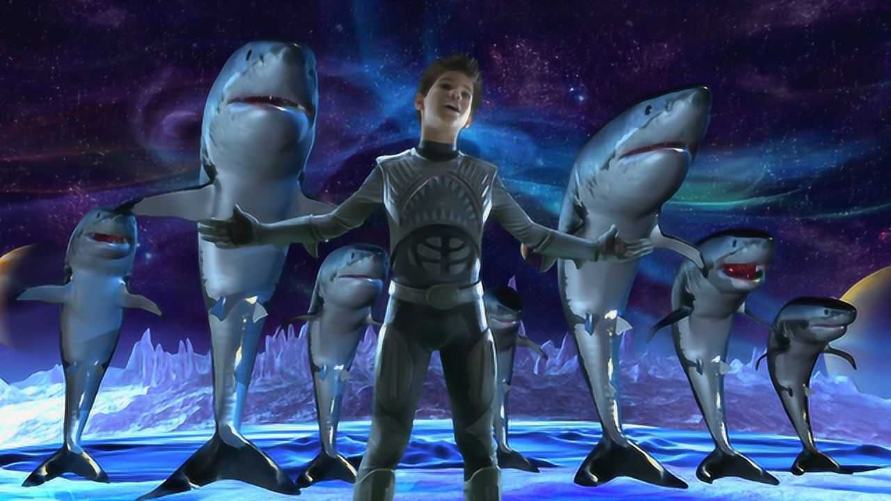 鲨鱼养大人类小孩,遇到危险就会保护他,逐渐小孩变成鲨鱼模样