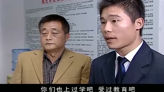 大叔干了龌龊事,众人纷纷戳他脊梁骨,见死不救呀