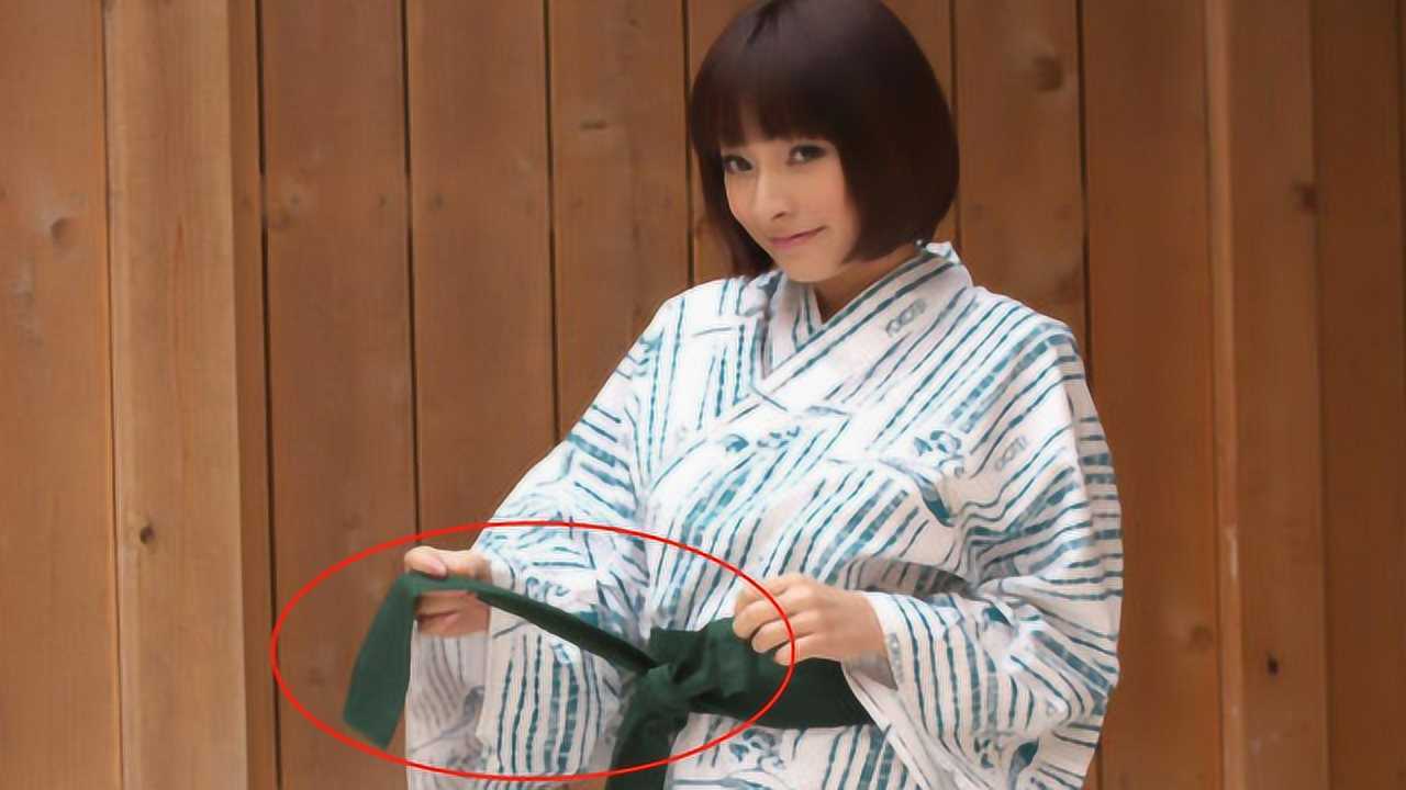 日本女孩穿和服时,里面竟没有贴身衣物的,美女进行示范