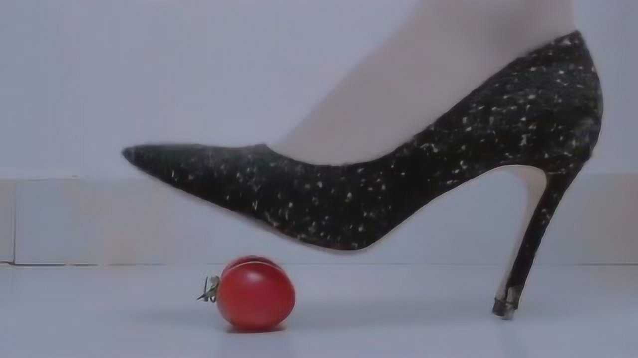 超级解压的高跟鞋踩物!_腾讯视频