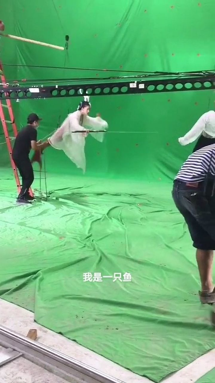 电视剧里美人鱼在水中游来游去是这样拍的