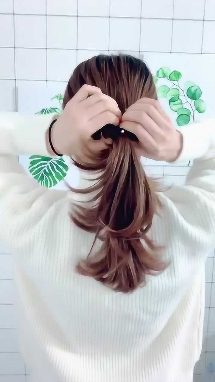美女教你冬天这样扎头发,简单又气质!两根橡皮筋轻松搞定!
