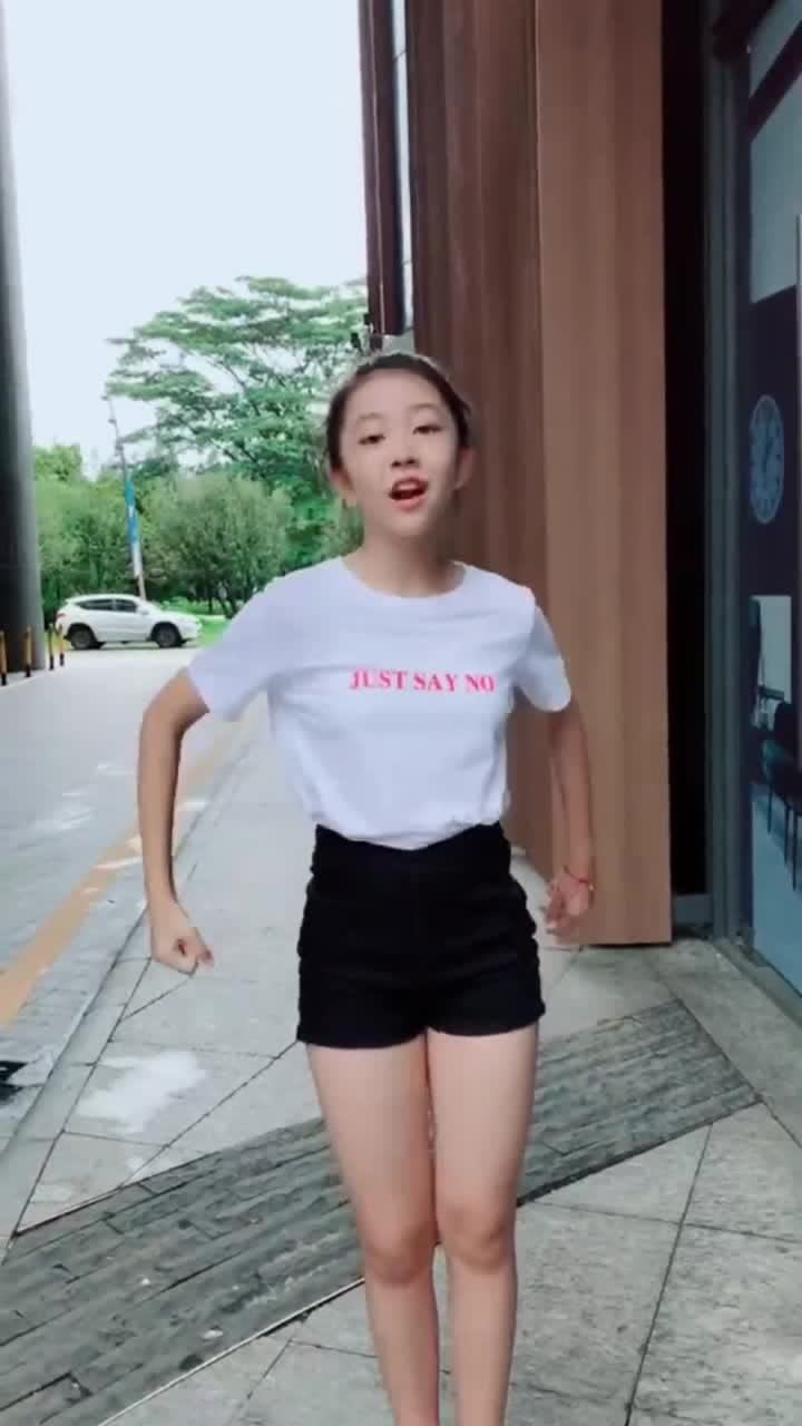 12岁小美女跳舞太好看了小小年纪已经有了女神的风范