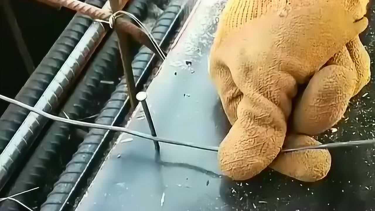 木工界的高手,现场教学怎么用铁锤拧铁丝,开眼界了!