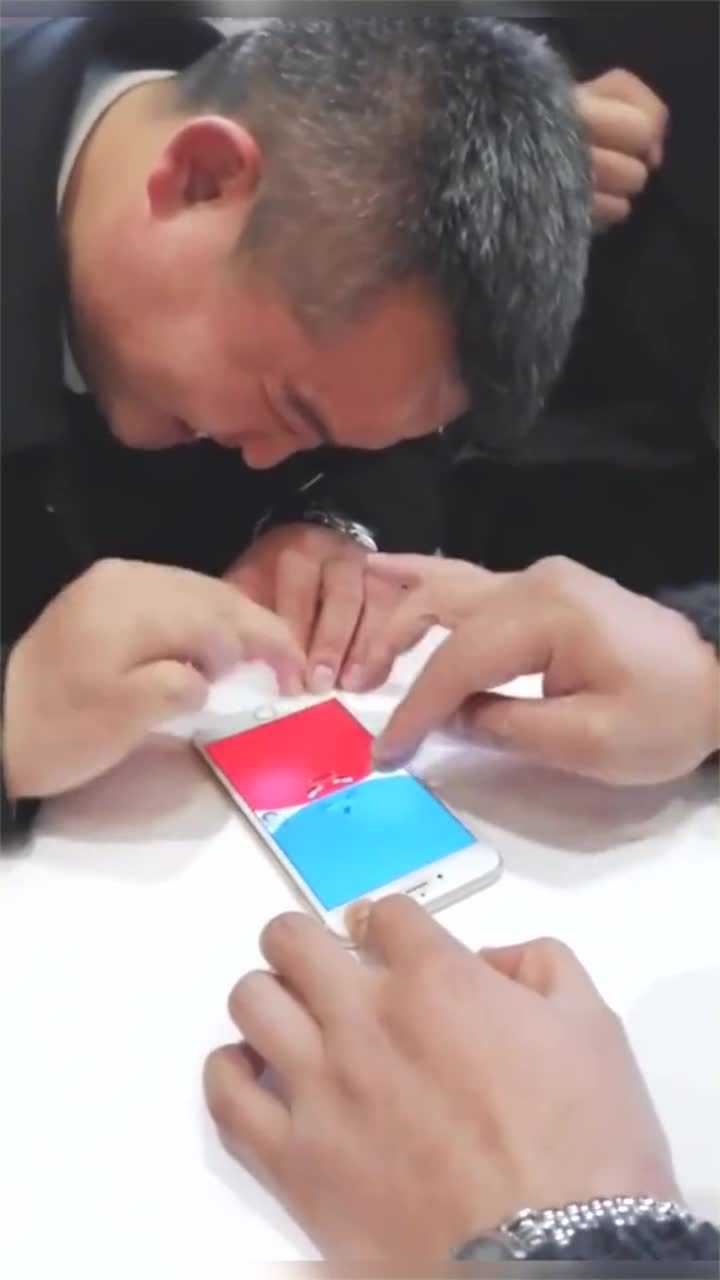 俩人试玩比手速小游戏右边这位大哥手速简直太快了