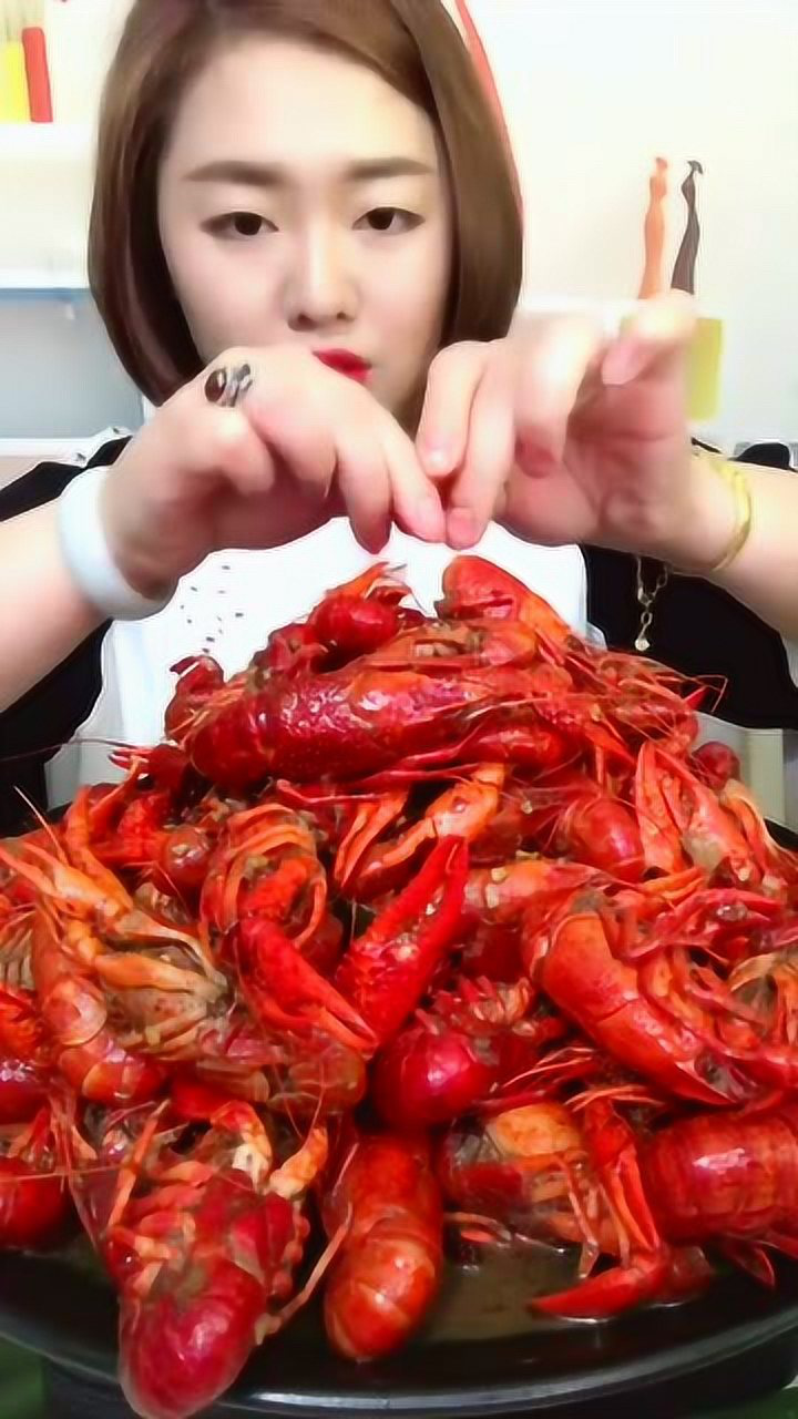 吃播美女:这次吃麻辣小龙虾,妹子吃的真过瘾,太爽!
