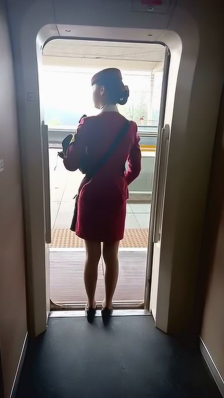 拍摄高铁美女的背影最后她还转身了