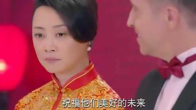 女儿来到妈妈公司开业典礼,没想到还是妈妈结婚典礼,女儿绝望